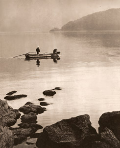 朝の湖水 [鯉淵貞徳, アサヒカメラ 1939年12月号より]のサムネイル画像