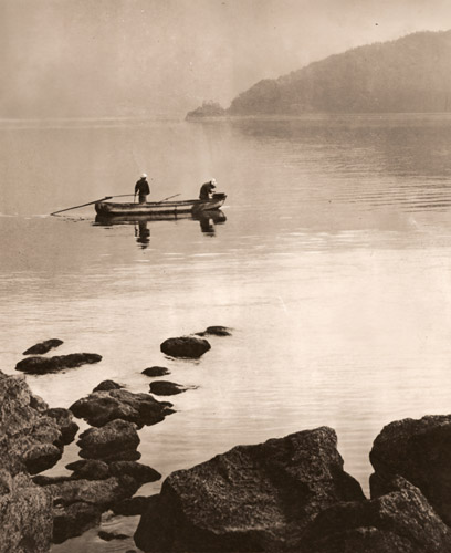 朝の湖水 [鯉淵貞徳, アサヒカメラ 1939年12月号より] パブリックドメイン画像 