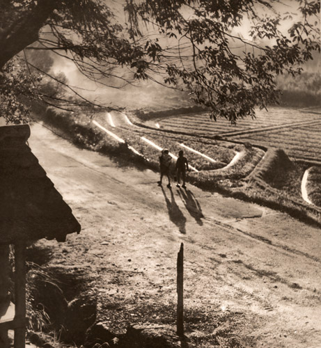 街道の朝 [佐藤弘一, アサヒカメラ 1939年12月号より] パブリックドメイン画像 