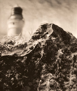 岩と燈台 [山口節三, アサヒカメラ 1939年12月号より]のサムネイル画像