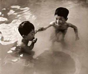 浴槽に戯る [阿部秀三郎, アサヒカメラ 1939年12月号より]のサムネイル画像