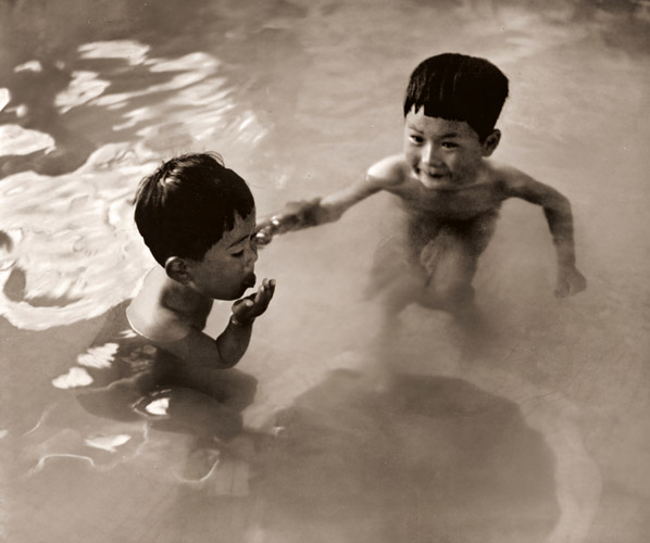 浴槽に戯る [阿部秀三郎, アサヒカメラ 1939年12月号より] パブリックドメイン画像 