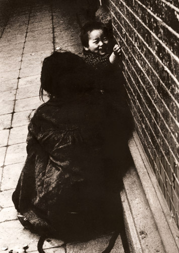 ガード下の母子 [アサヒカメラ 1954年6月号より] パブリックドメイン画像 