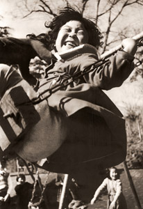 春の井ノ頭公園にて [アサヒカメラ 1954年6月号より]のサムネイル画像