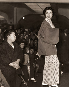 ファッション・ショウ [大井和男, アサヒカメラ 1954年6月号より]のサムネイル画像