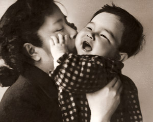 母と子 [村井武夫, アサヒカメラ 1954年6月号より]のサムネイル画像