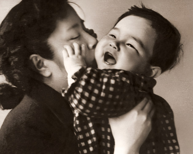 母と子 [村井武夫, アサヒカメラ 1954年6月号より] パブリックドメイン画像 