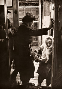 雪の日のバス [小西朝一, アサヒカメラ 1954年6月号より]のサムネイル画像
