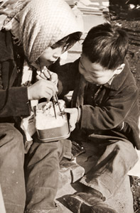 姉弟  [芦田信義, アサヒカメラ 1954年6月号より]のサムネイル画像