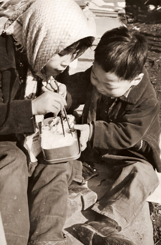 姉弟  [芦田信義, アサヒカメラ 1954年6月号より] パブリックドメイン画像 