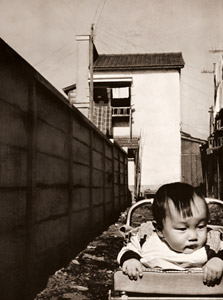 アキラと白い家 [芳武源二, アサヒカメラ 1954年6月号より]のサムネイル画像