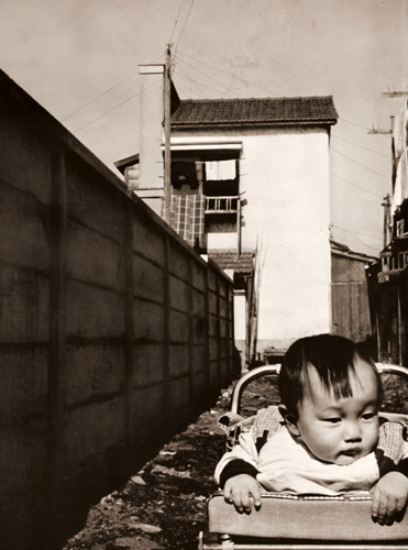 アキラと白い家 [芳武源二, アサヒカメラ 1954年6月号より] パブリックドメイン画像 