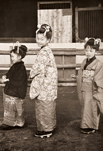 Little Girls [Mitsuyoshi Imaizumi,  from Asahi Camera June 1954] Thumbnail Images