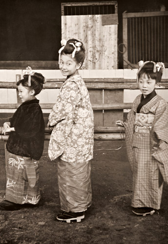 六区の少女 [今泉満義, アサヒカメラ 1954年6月号より] パブリックドメイン画像 