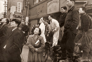 テレビを見る人たち [船山克, アサヒカメラ 1954年6月号より]のサムネイル画像