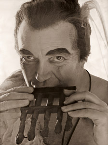 魔笛のパパゲーノに扮するヒュッシュ [大竹省二, アサヒカメラ 1954年6月号より]のサムネイル画像