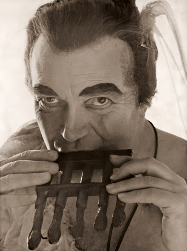 魔笛のパパゲーノに扮するヒュッシュ [大竹省二, アサヒカメラ 1954年6月号より] パブリックドメイン画像 