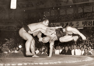東富士の投げに横転の栃錦 [前田和夫, 1953年, アサヒカメラ 1954年6月号より]のサムネイル画像