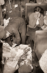 チラリ、無念の一べつ [古川秀二, 1953年, アサヒカメラ 1954年6月号より]のサムネイル画像
