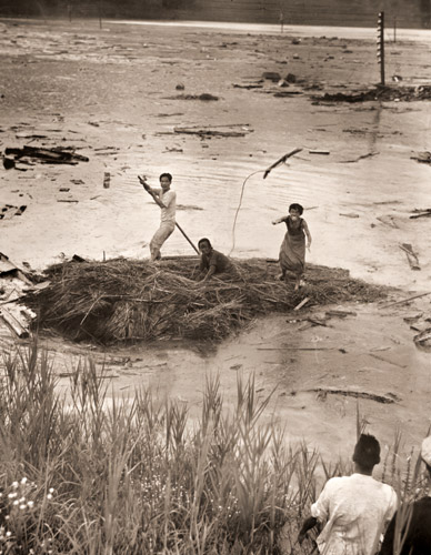 ロープに命を託す人々 [符川寛, 1953年, アサヒカメラ 1954年6月号より] パブリックドメイン画像 