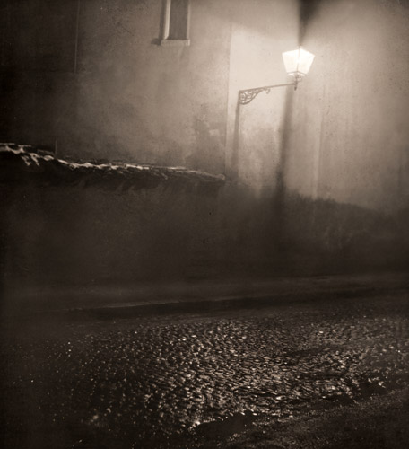 名残りのガス燈 [アンドレ・ガメー, アサヒカメラ 1954年6月号より] パブリックドメイン画像 