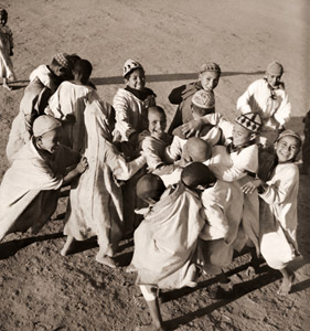モロッコの子供たち [アンドレ・ガメー, アサヒカメラ 1954年6月号より]のサムネイル画像