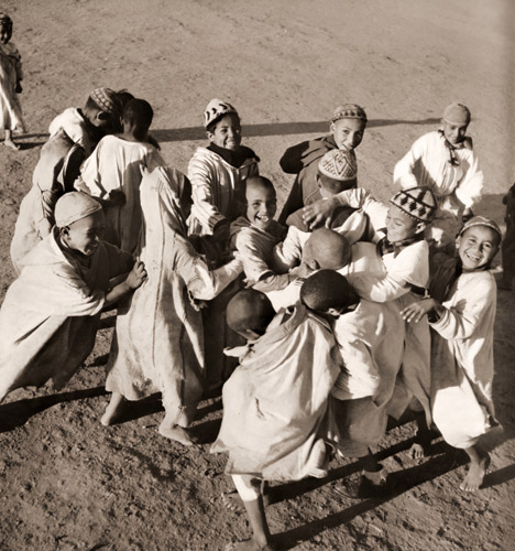 モロッコの子供たち [アンドレ・ガメー, アサヒカメラ 1954年6月号より] パブリックドメイン画像 