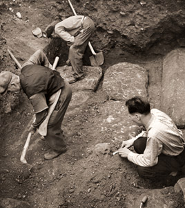 考古学者 [アンドレ・ガメー, アサヒカメラ 1954年6月号より]のサムネイル画像