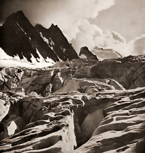 白い氷河とエクラン山 [アンドレ・ガメー, アサヒカメラ 1954年6月号より]のサムネイル画像