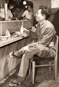 笑う升田八段 [大束元, アサヒカメラ 1950年1月号より]のサムネイル画像