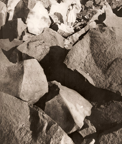 岩 [掛川源一郎, アサヒカメラ 1950年1月号より] パブリックドメイン画像 