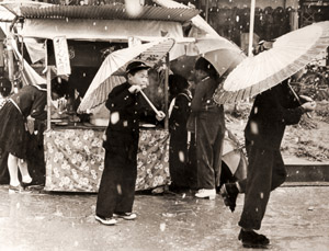 雪の日の盛り場 [矢沢重幸, アサヒカメラ 1956年9月号より]のサムネイル画像
