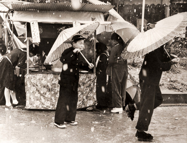 雪の日の盛り場 [矢沢重幸, アサヒカメラ 1956年9月号より] パブリックドメイン画像 