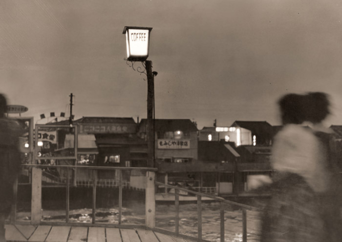 徳島市の暮色 [西山清, アサヒカメラ 1956年9月号より] パブリックドメイン画像 