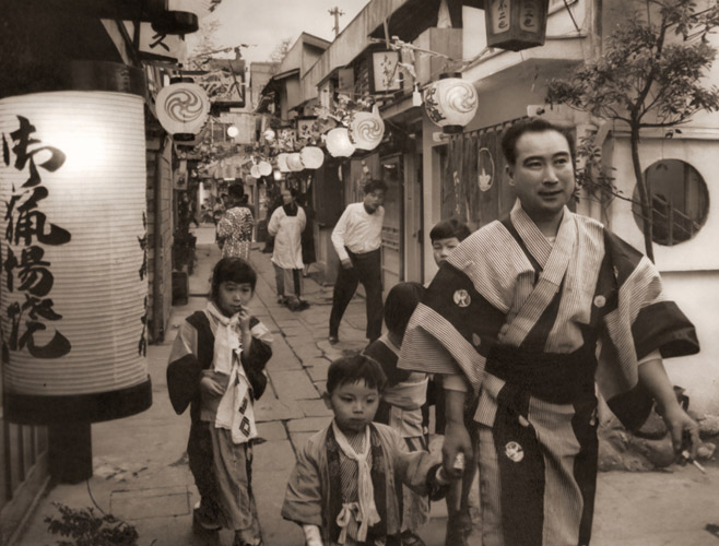 宵祭り #3 [山田広次, アサヒカメラ 1956年9月号より] パブリックドメイン画像 