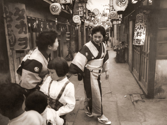 宵祭り #2 [山田広次, アサヒカメラ 1956年9月号より] パブリックドメイン画像 