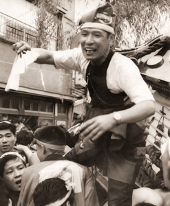 宵祭り #1 [山田広次, アサヒカメラ 1956年9月号より]のサムネイル画像