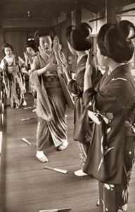 稽古場の廊下で [苗村耶州夫, アサヒカメラ 1956年9月号より]のサムネイル画像
