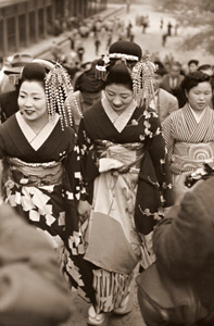 舞子さんのお通り [芦名義, アサヒカメラ 1956年9月号より]のサムネイル画像