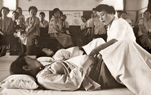 無痛分娩の講習 [吉岡専造, アサヒカメラ 1956年9月号より]のサムネイル画像