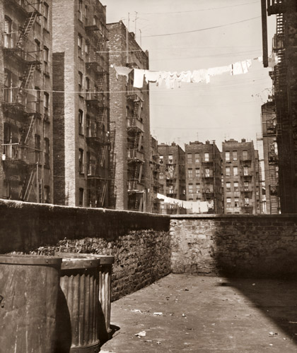 黒人街にて [山沢栄子, アサヒカメラ 1956年9月号より] パブリックドメイン画像 