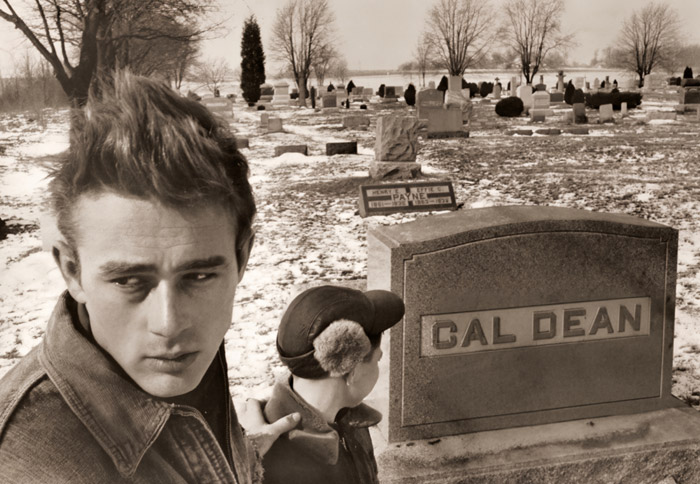 墓参 [デニス・ストック, アサヒカメラ 1956年9月号より] パブリックドメイン画像 