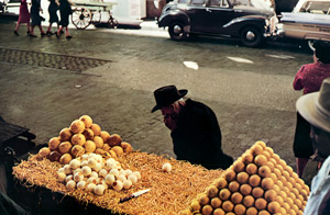 ミカンを食べる老人 [面高昇, 1956年, アサヒカメラ 1956年9月号より]のサムネイル画像