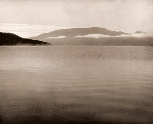 朝の湖 [魚住励, アサヒカメラ 1949年11月号より] パブリックドメイン画像 