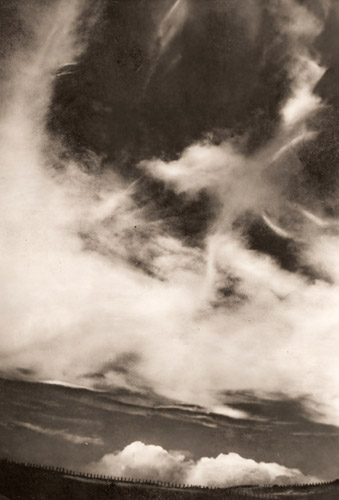 高原の雲 [井上義博, 1949年, アサヒカメラ 1949年11月号より] パブリックドメイン画像 