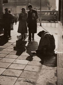 銀座四丁目 [吉田潤, アサヒカメラ 1952年4月号より]のサムネイル画像