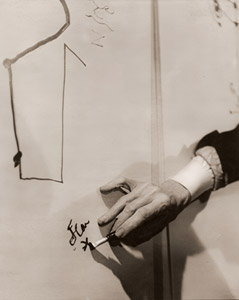 描くコクトオ（絵にサインを書くジャン・コクトーの手） [エルンスト・ハアス, アサヒカメラ 1952年4月号より]のサムネイル画像
