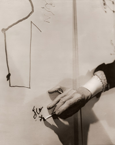 描くコクトオ（絵にサインを書くジャン・コクトーの手） [エルンスト・ハアス, アサヒカメラ 1952年4月号より] パブリックドメイン画像 