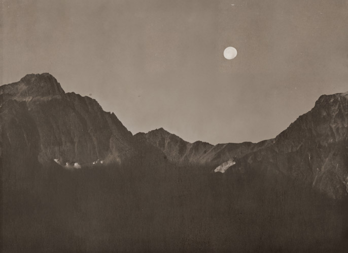 キレットに沈む月 [田淵行男, アサヒカメラ 1952年4月号より] パブリックドメイン画像 