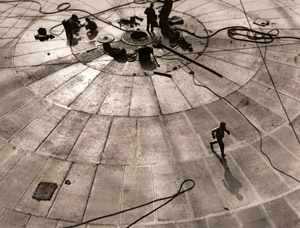 工事場 [中村忠三, 1951年, アサヒカメラ 1952年4月号より]のサムネイル画像
